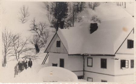 Kidanje snega s strehe_Foto Grapa Idrija